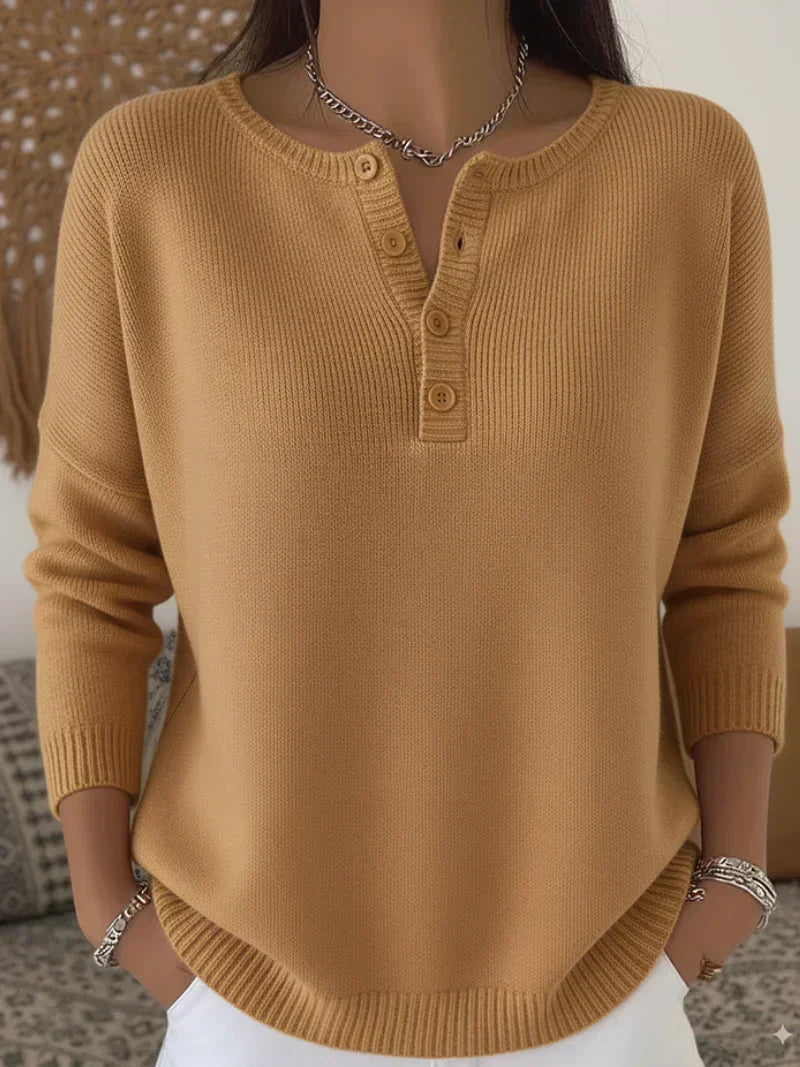 Helena Maglione in maglia con bottoni Henley