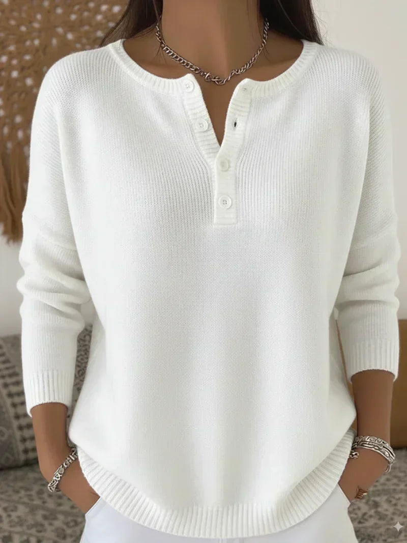Helena Maglione in maglia con bottoni Henley