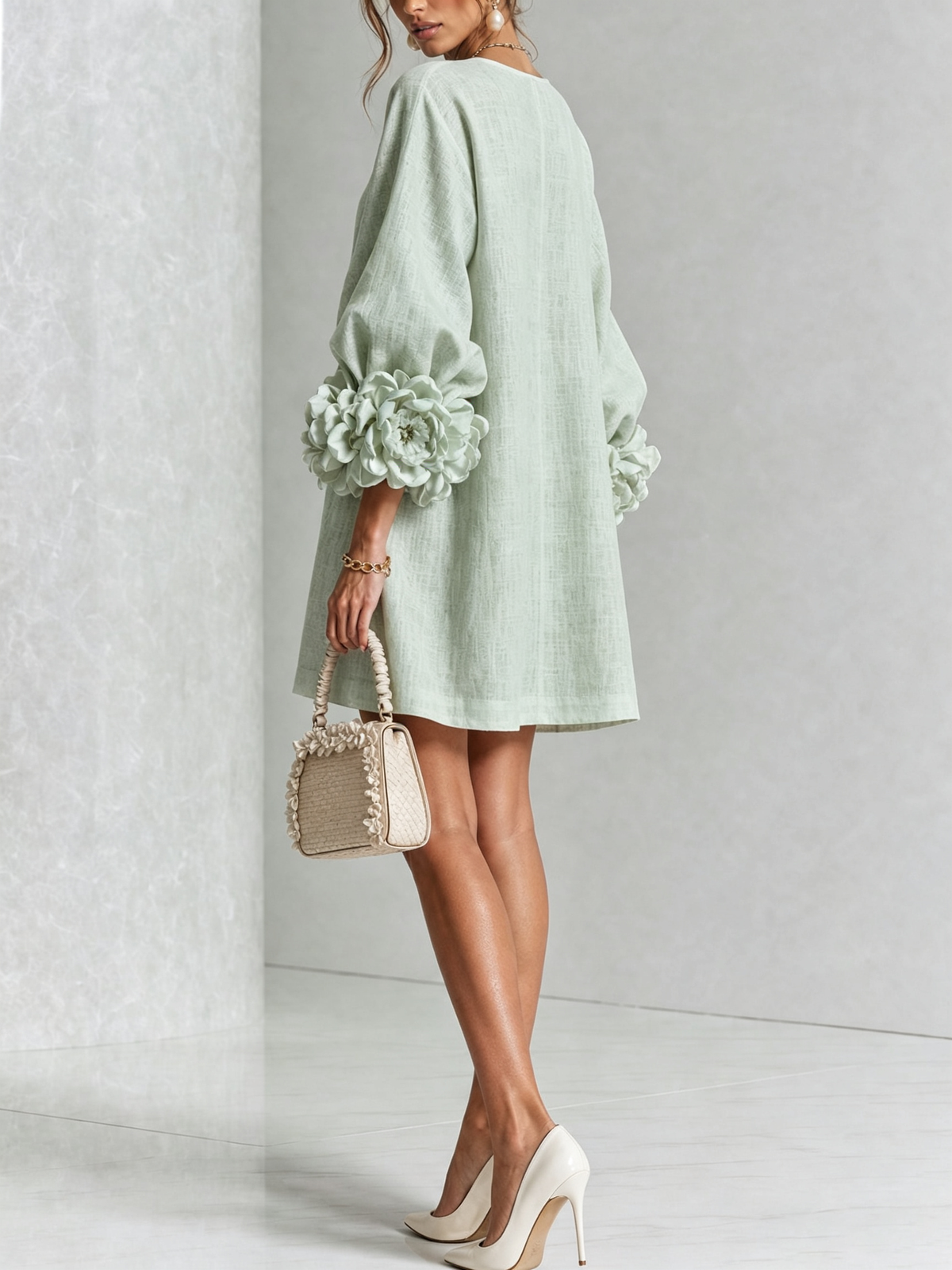 Vestido Mini Alice | Botonadura Floral y Puños Esculturales