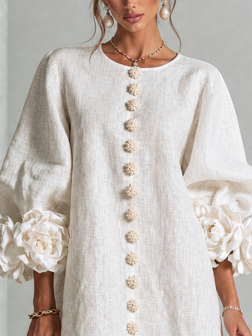 Vestido Mini Alice | Botonadura Floral y Puños Esculturales